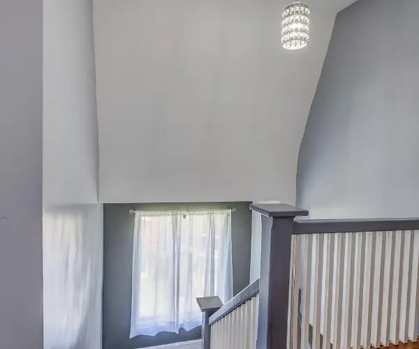 Spacious 5-br House Near Transit W Parking Chicago