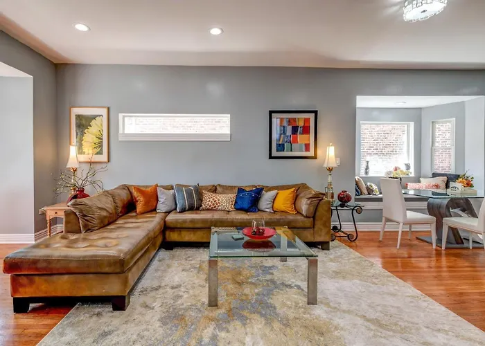 Spacious 5-br House Near Transit W Parking *