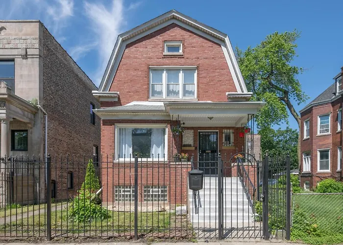 Spacious 5-br House Near Transit W Parking Chicago