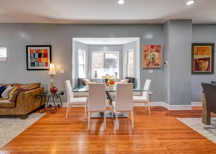 Spacious 5-br House Near Transit W Parking