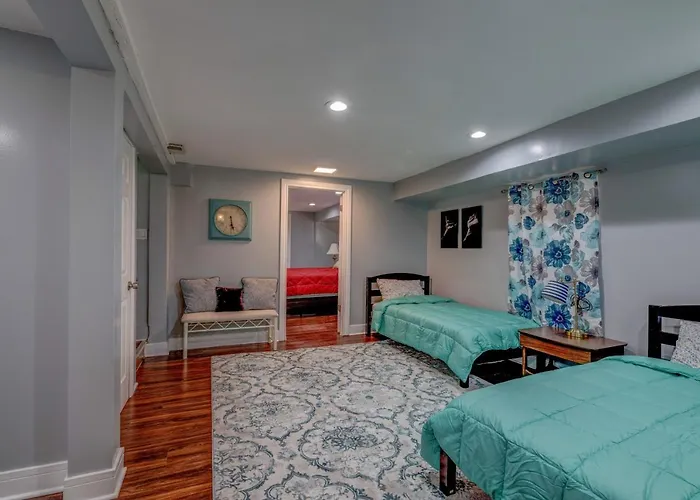 Spacious 5-br House Near Transit W Parking Сasa de vacaciones *