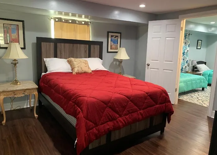 Spacious 5-br House Near Transit W Parking