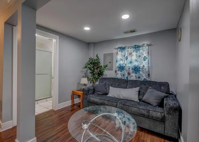 Spacious 5-br House Near Transit W Parking Сasa de vacaciones Chicago